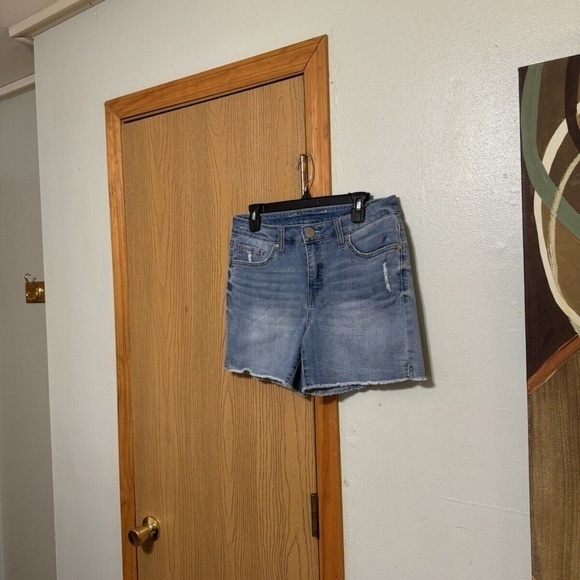 Seven7 "Weekend Short" Size 8 Light Wash Mid-Rise Denim Shorts w/Raw Hem - EUC - Picture 1 of 5
